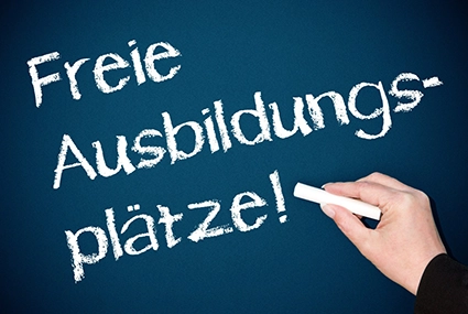 Tafel mit Aufschrift: Freie Ausbildungsplätze