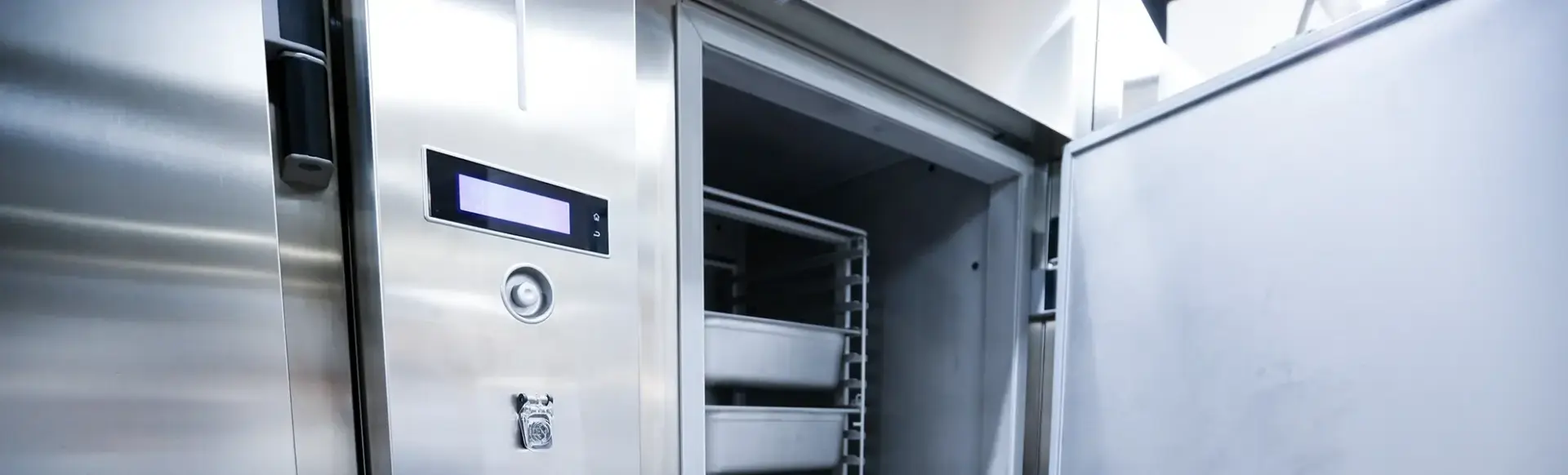 Umzugshelfer prüft Umzugsliste