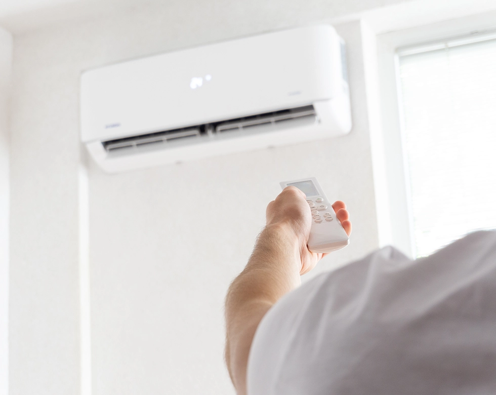 Ein Mann stellt die Klimanalge an