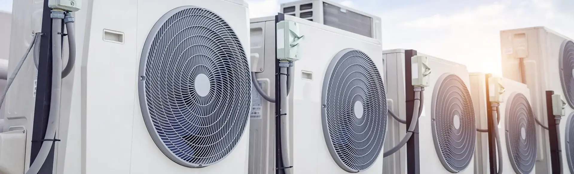 Umzugshelfer prüft Umzugsliste